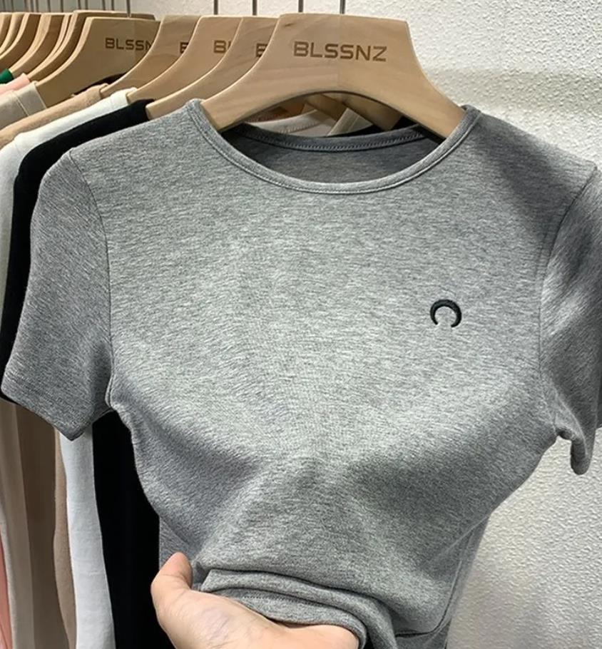 Berömda designersummer kvinnor t shirt designer moon tryck t shirt bomull smal kvinnlig kort ärmskiva