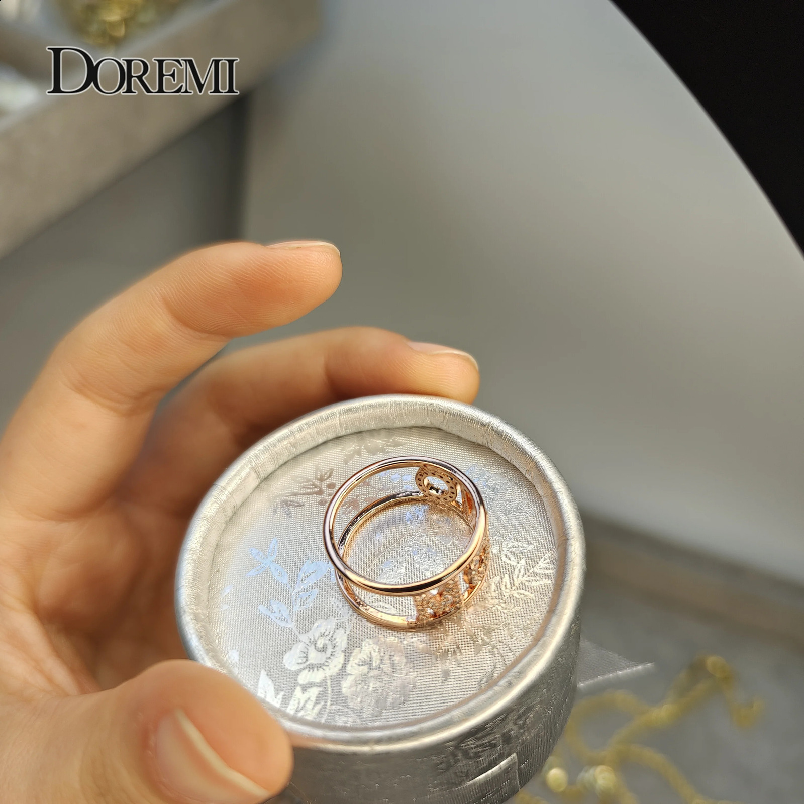 Trouwringen DOREMI 6 mm zirkoon naam aangepaste ring aangepaste holle letter ring vergulde gepersonaliseerde sieraden nummerring voor vrouwen 231118