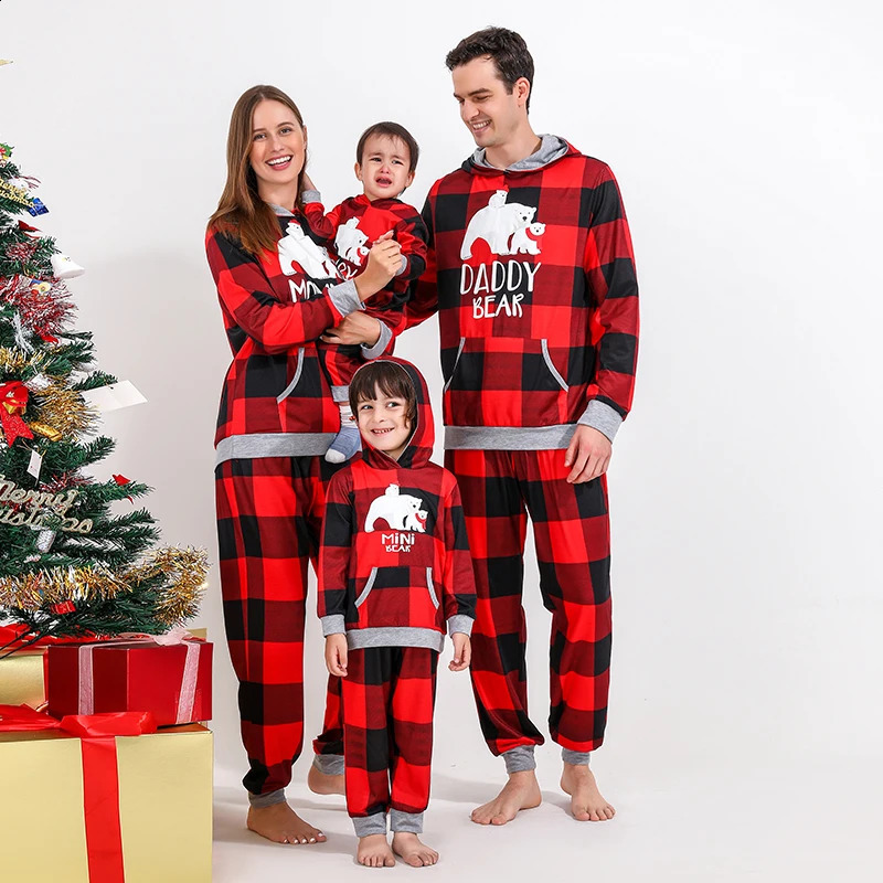 Family Matching Outfits 2023 Christmas Pajamas Set Mom Dad Kids Hooded Top Long Pants Home Suit Baby Romper Xmas Look 231118