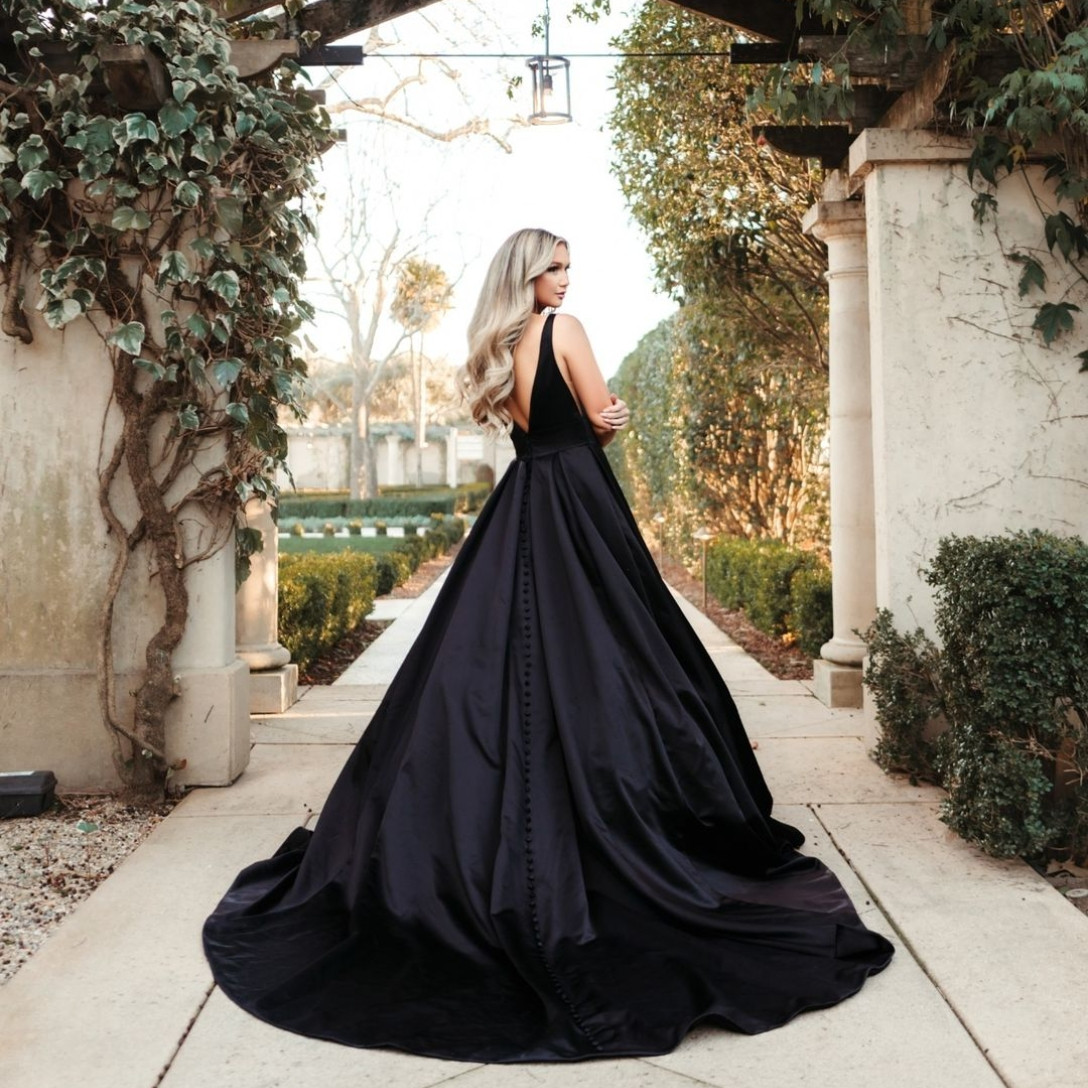 Elegant Long Satin Black Gothic Wedding Dresses With Pockets A-Line V-Neck Sweep Train Bridal Gown With Zipper Corset Back Vestido de novia Women Dresses