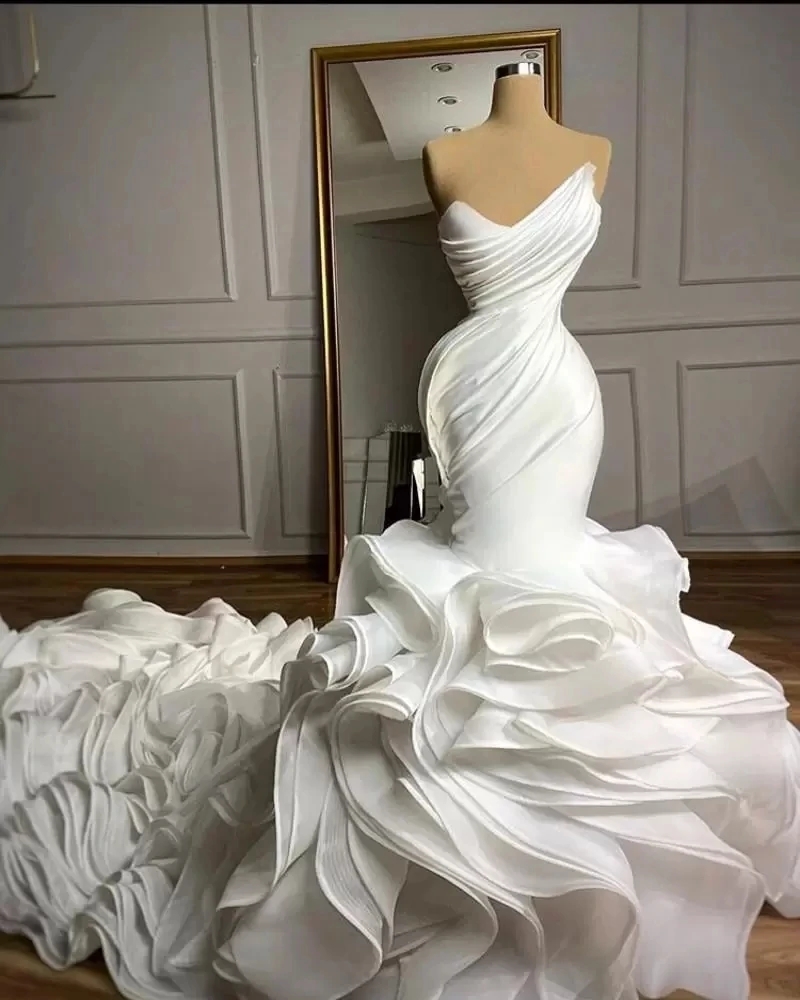 Elegant vit sjöjungfru bröllopsklänningar 2023 Sweetheart plisserad volanger Nivåkjol Organza Custom Chapel Train Formella brudklänningar vestido de
