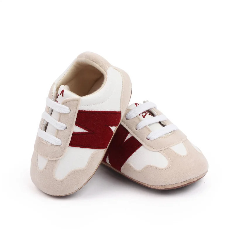 Första Walkers Fashion Brand Boy Leather Sports Sneakers Spädbarnsflicka Tenis Född Baby Crib Shoes Toddler Antislip Gummi Botten Mockasins 231118