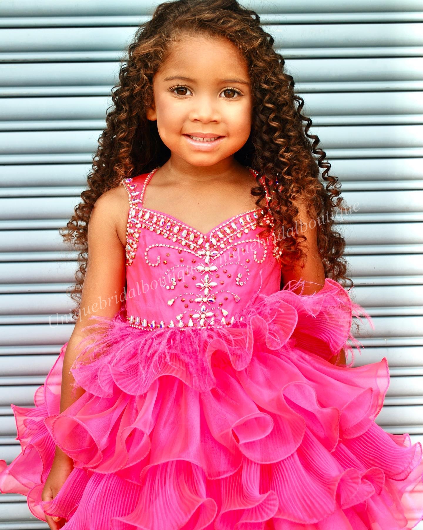 Vestido de concurso de cupcake glitz para garotinha 2023 Crystal Ruffle Kid de aniversário Cocktail Rising Star no palco Evento Evento Vestido Infantil Infantil Lidera do joelho Fuchsia