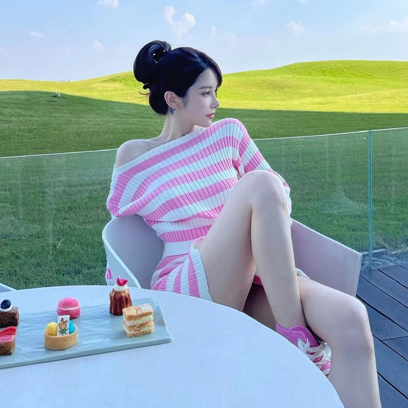 Süßes, süßes 2-teiliges Damen-Kleid-Set, Strickpullover mit rosa Streifenmuster und kurzer Rock, Twinset SM