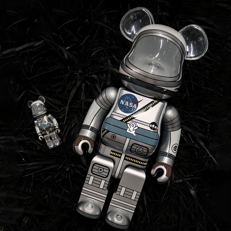 New off the shelf bearbrick 100+400% 28CM suit Project Mercury astronaut NASA building blocks violent bear tide doll hand toys
