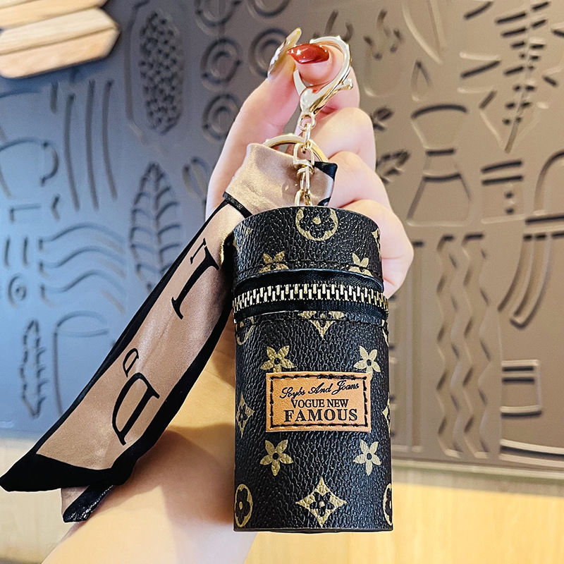 Designer Letter Key Rings Silk Scarf Lipstick Keychains Fashion Pu Leather Purse Pendant Car Keyring Chain Charm Bruine Flower Mini Bag Trinket Gift Y23034