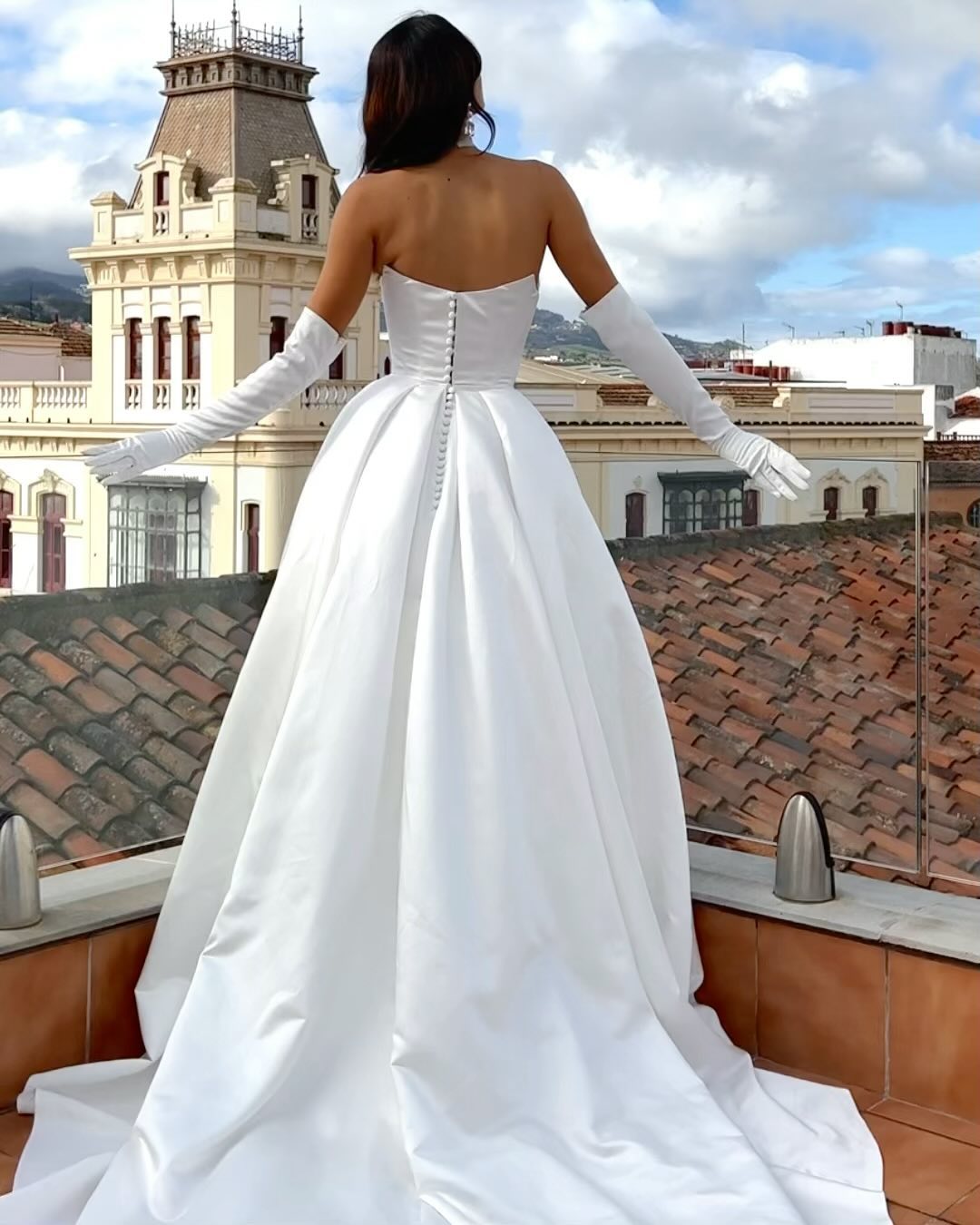 Stylish Overskirt Wedding Dresses With Detachable Train Strapless Neckline Bridal Gowns A Line Covered Buttons Back Satin Vestido De Novia