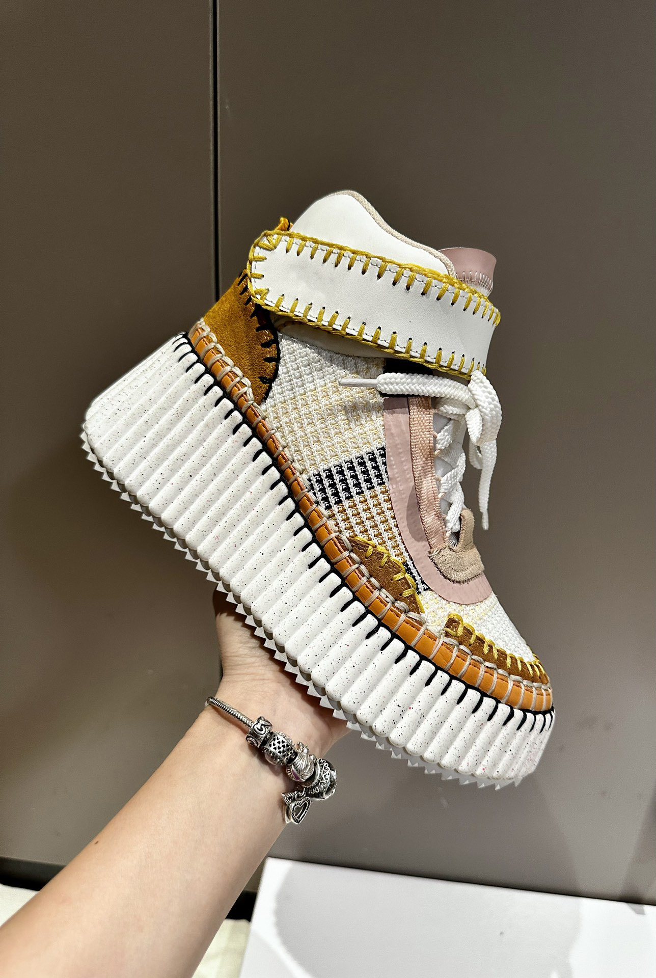 Le più nuove scarpe basse da donna di lusso di alta qualità stivaletti stivaletti autunnali Nuovo design incrociato colori misti fondo spesso scarpe casual in lana moda mocassini versatili