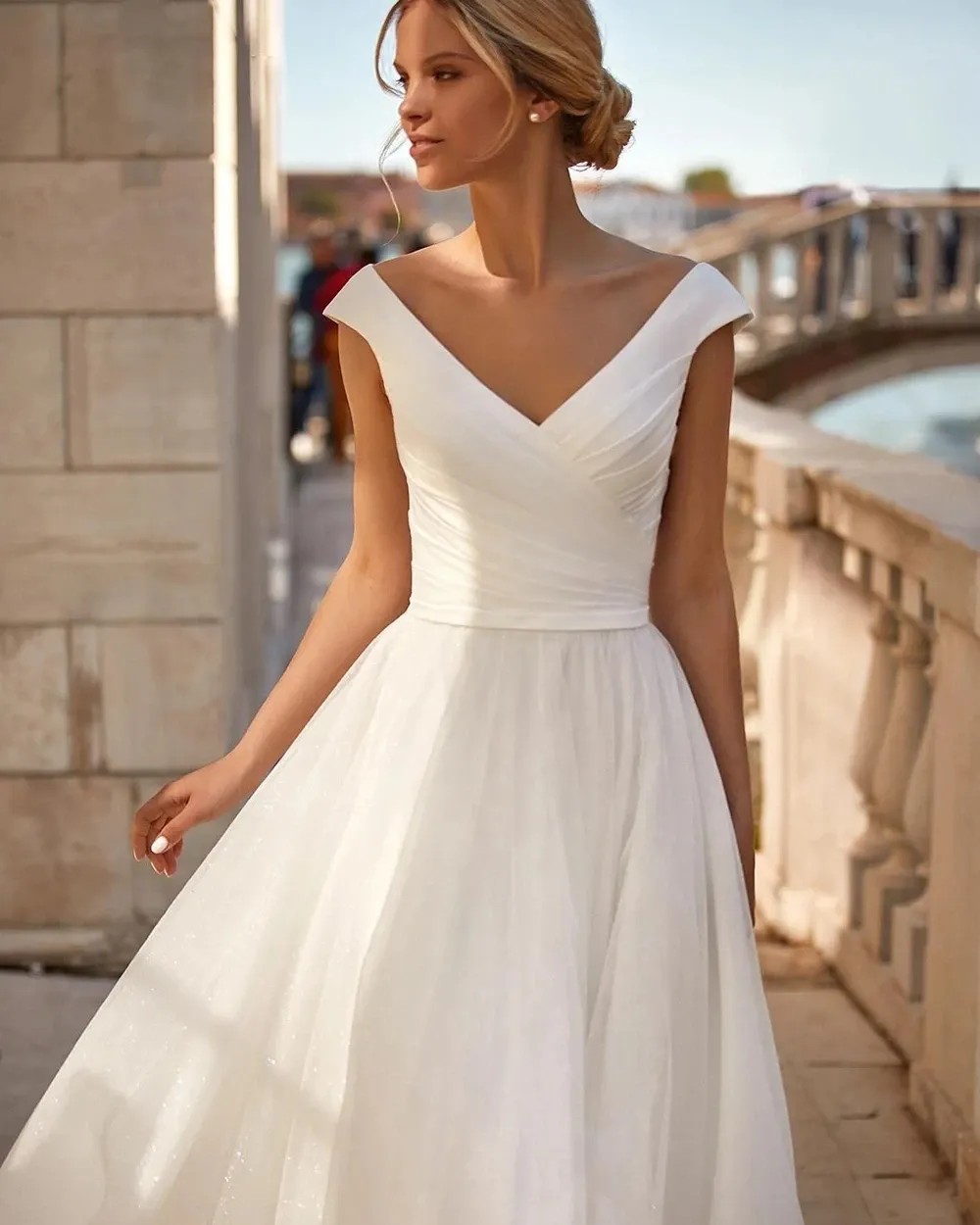 V Szybkie sukienki ślubne Boho A Tiul Tiul Cap Rleeves Nowoczesne białe sukienki ślubne plisowane zamiatanie pociągu plażowe Ogród Ogrodowe szaty de Mariee dla Bride CL2956