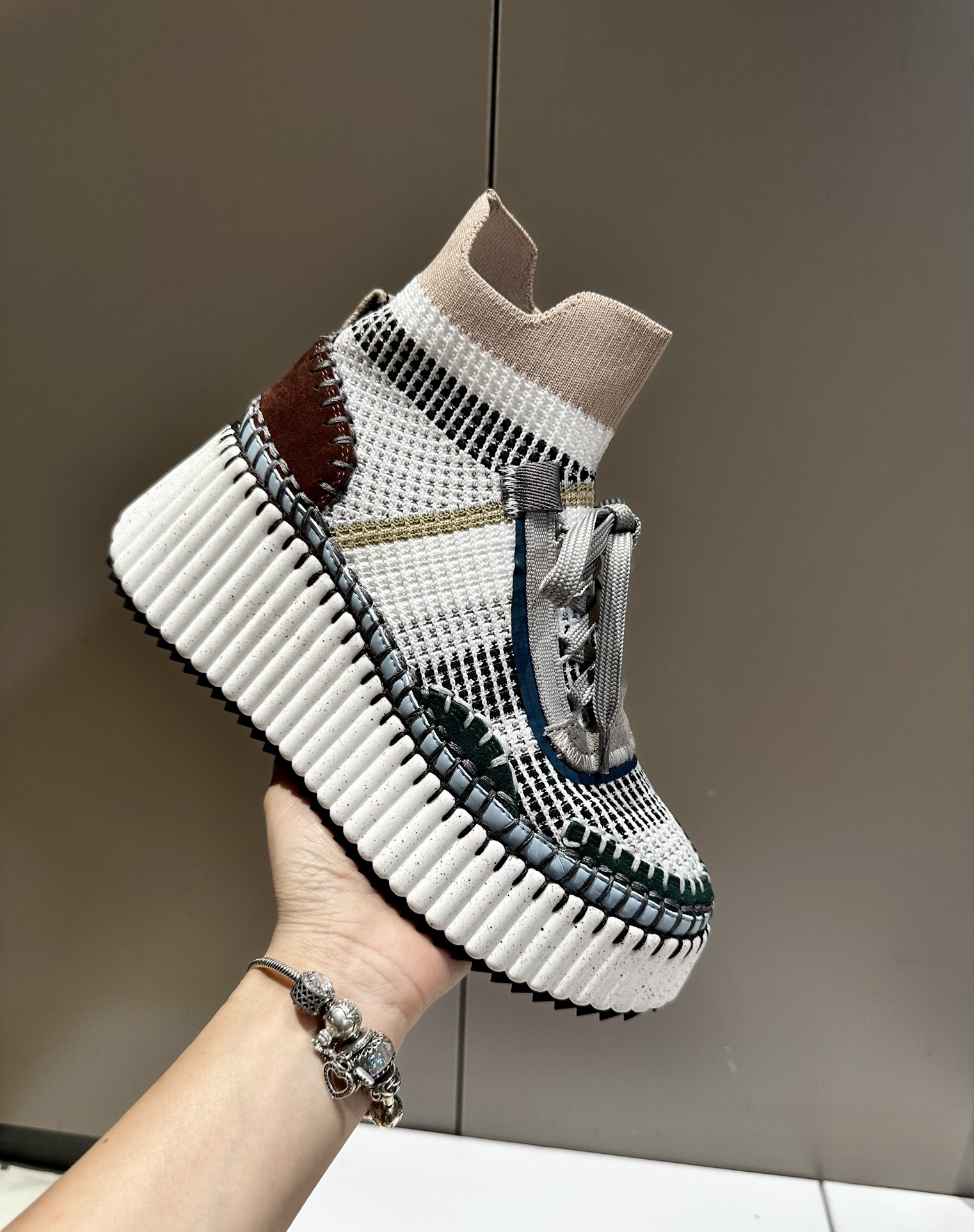 Le più nuove scarpe basse da donna di lusso di alta qualità stivaletti stivaletti autunnali Nuovo design incrociato colori misti fondo spesso scarpe casual in lana moda mocassini versatili