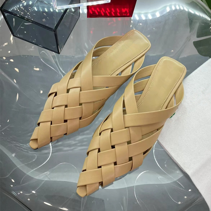 Designer Slides de couro trança Ponto de ponta plana Feminino Sapatos de praia de férias de verão para mulher 2023