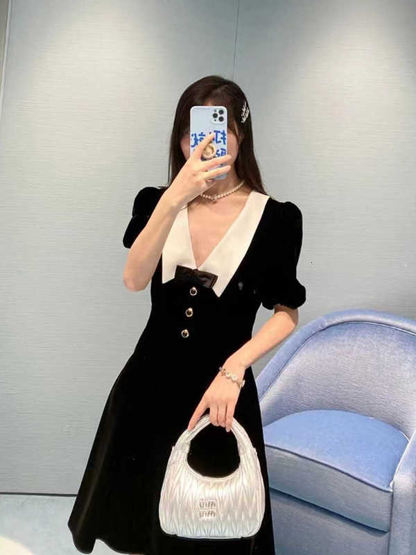 Casual Dresses Designer Velvet Dress Women's Spring Hepburn Style Wrapped Midje visar tunn a-line liten svart klänning P3nj