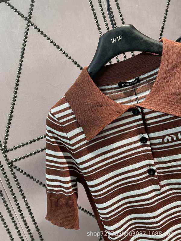 Tricot de tricot pour femmes Designer 23 printemps / été Nouveau conception de contraste de bande décorative jacquard lettre polo collier à manches courtes haut de gamme 5i1q