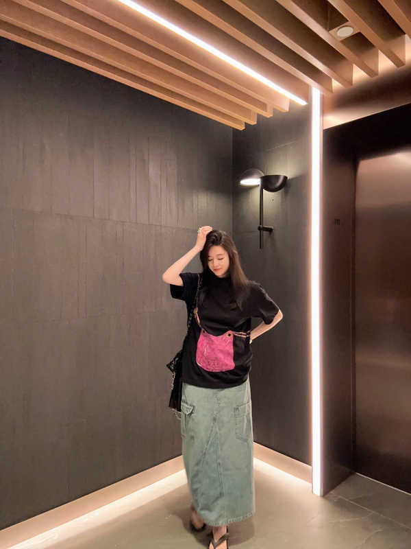 مصمم تي شيرت المرأة Xiaoxiangjia 23 ربيع/الصيف الترفيهية الأمريكية Xiaoxiangfeng Marshal Pink Chain Bag T-Shirt 6C3F