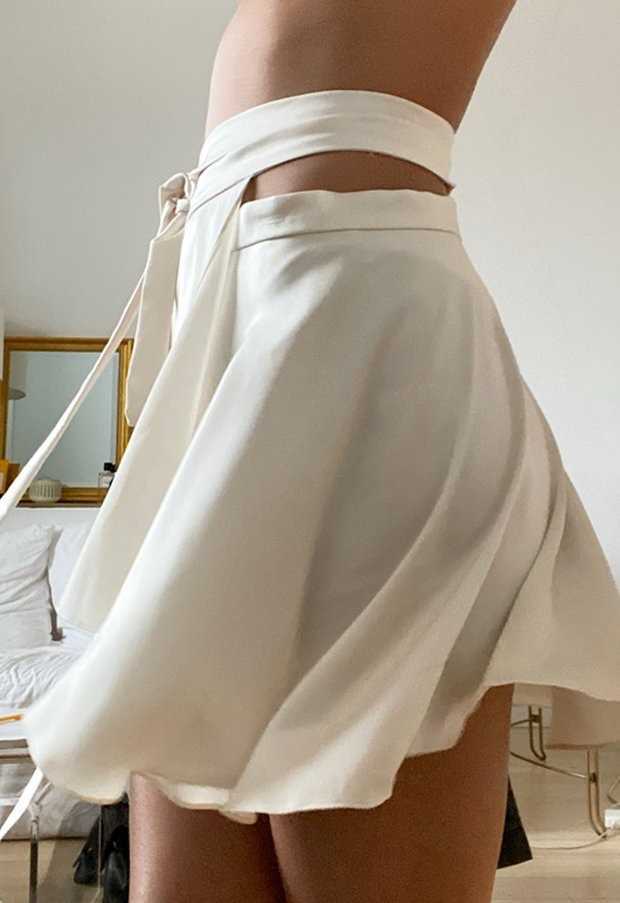 Saias de uma peça de cintura alta mini saia de cetim sexy mulher verão branco preto elegante elegante sprots tênis plissado grils saias 2021 y2k p230422