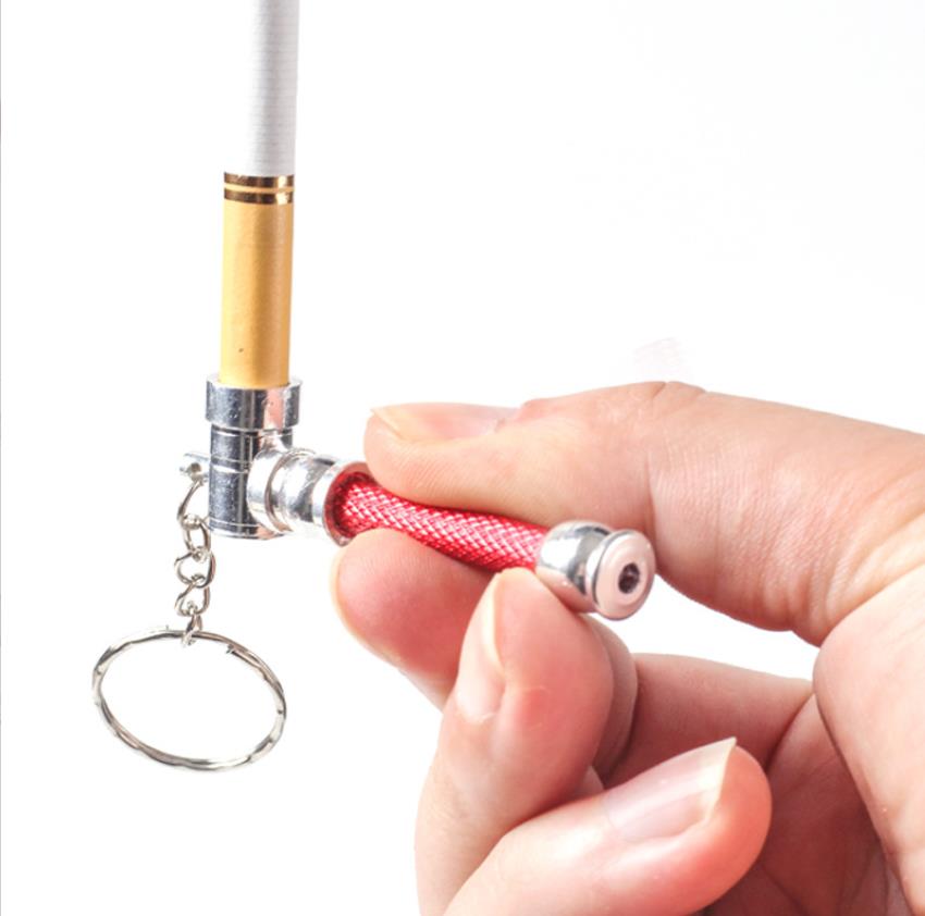 Tubos de fumantes homens brincam com canos para fumar, pequenos tubos