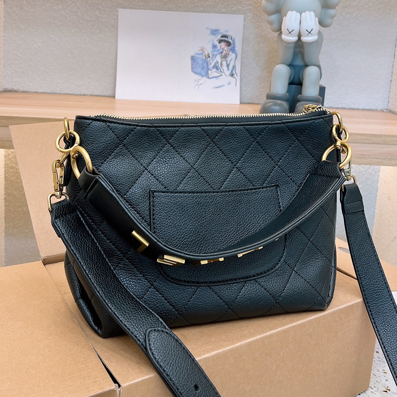 Fransız marka lüks kadın tasarımcı crossbody çanta ünlü çift mektup bayanlar omuz çanta çanta yüksek kaliteli orijinal deri lady alt koltuk çanta debriyaj çantası