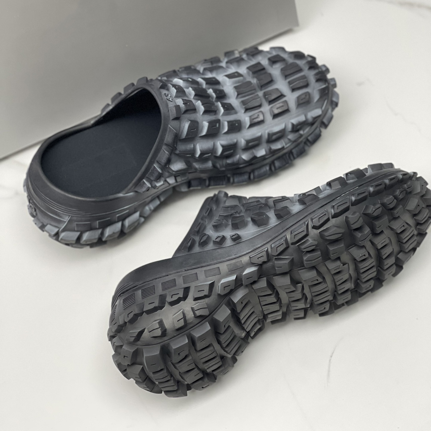 Designer Männer Schwarze Reifenreifen Slipper Sandalen Plattform Defender Schuhe Beule Textur Anti-Schlupf-Mode-Sommer-Slipper 39-45 Größe Herren Sandale