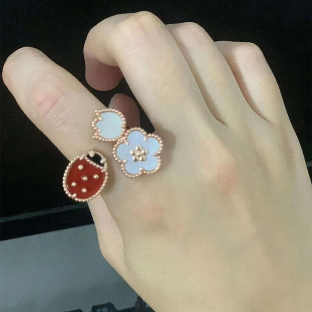 Seiko Rose Gold Seven Ladybug Five Petal Open Ring com Sense Avançado, Luz e Pequena Flata Folha Grass