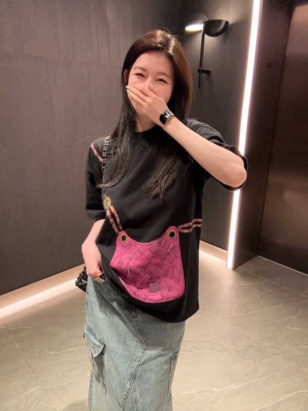 女性のTシャツデザイナーXiaoxiangjia 23春/夏アメリカンレジャーXiaoxiangfengマーシャルピンクチェーンバッグTシャツ6C3f