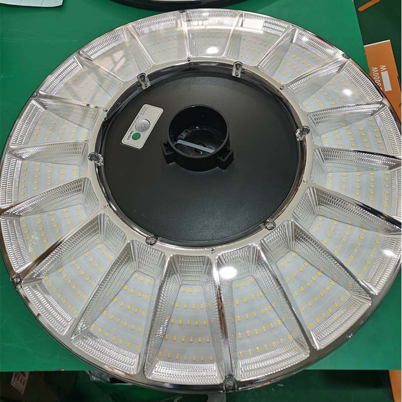 Lampada solare UFO 150W 250W 300W 500W 1000W 3 5 teste Lampione stradale integrato impermeabile rotondo IP65