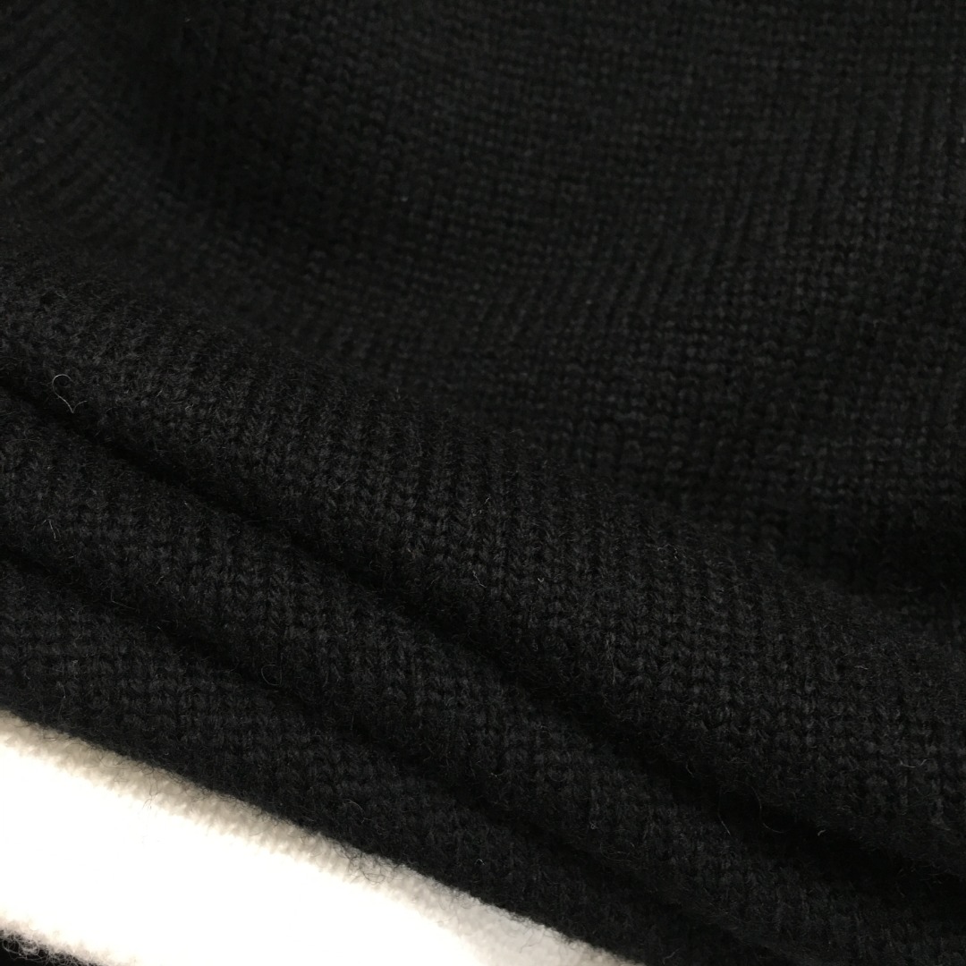 1105 XL 2023 Миланский стиль Осенний бренд Тот же стиль Комплекты из двух предметов с круглым вырезом Черные короткие брюки с цветочным принтом Империя Женская одежда 20239058