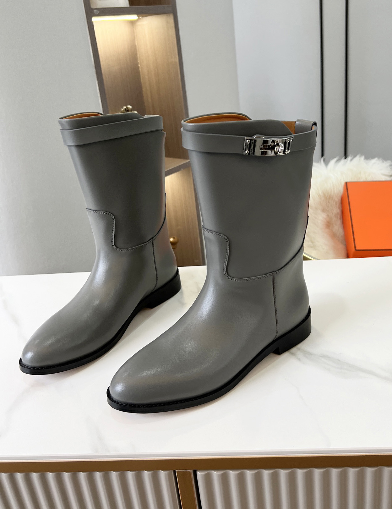 Neuester Luxusdesigner echtes Leder mit mittlerer Kälte Frauen Stiefel