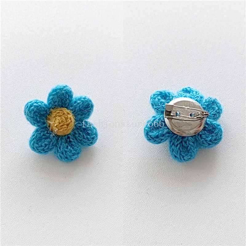 New Cute Crocheted Flower Brooch for Women Girls Suit Corsage Small Flower Lapel Pins Sweater Shirts Dress Jewelry Accessories