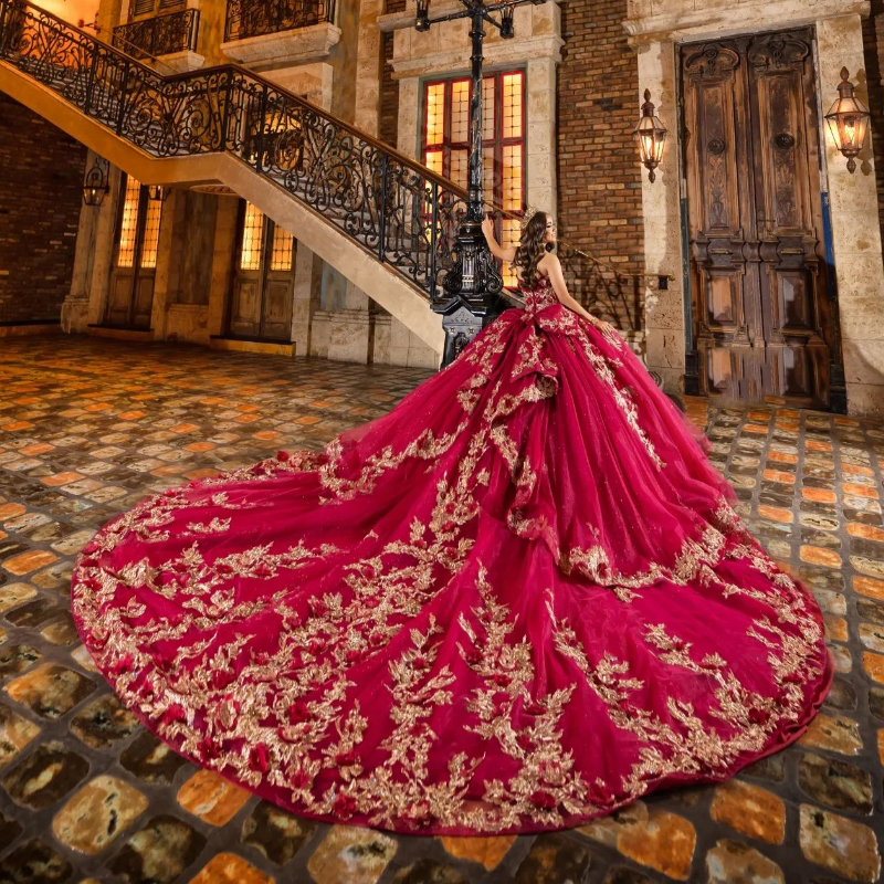 Abito da ballo rosso con spalle scoperte Abito Quinceanera Corsetto Applicazioni in pizzo dorato Perline Abito dolce 16 Abiti XV Anos