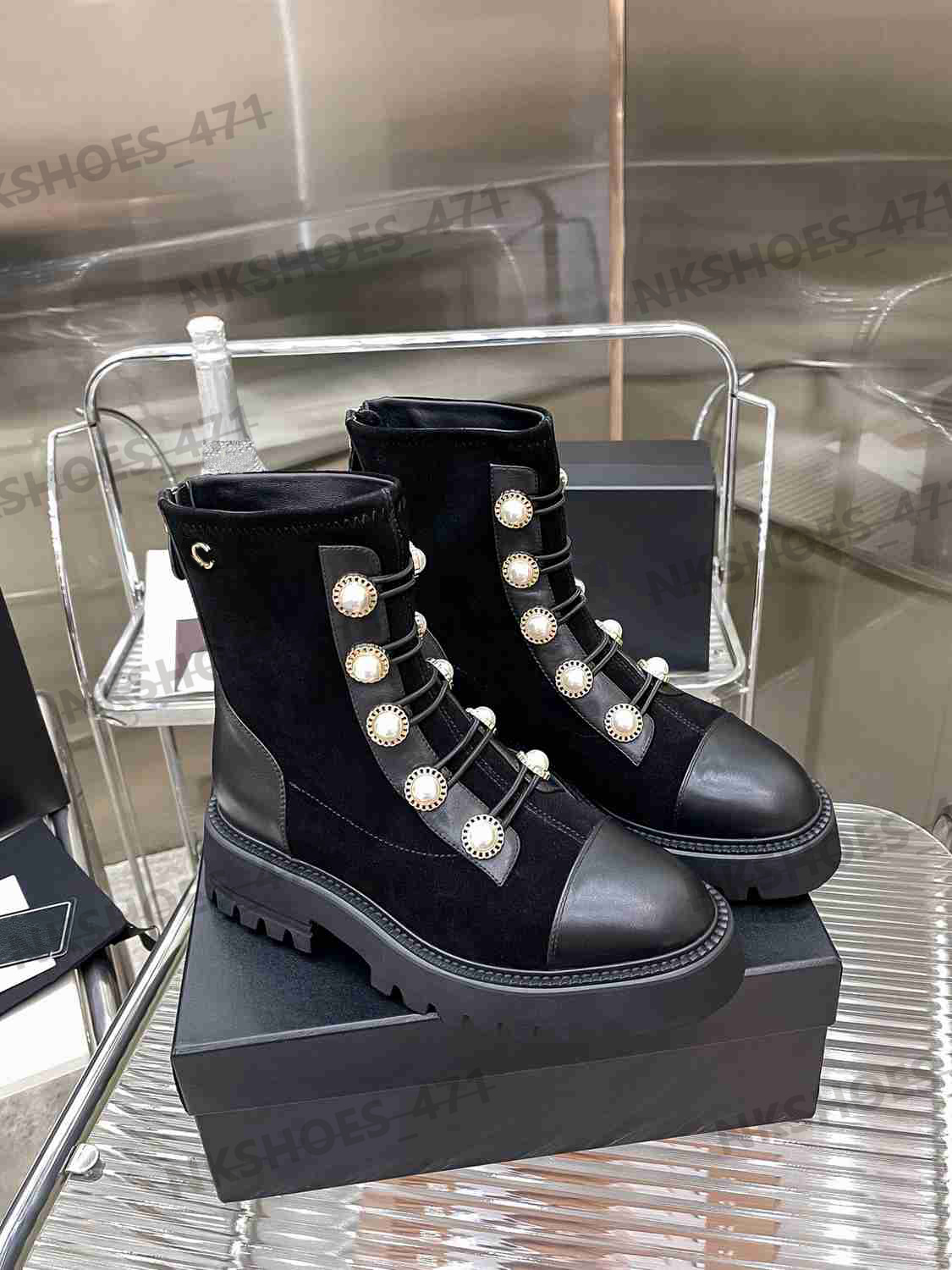 Bottes de créateurs pour femmes, bottes en cuir de veau noir, bottes nues de haute qualité, bottes Martin avec lettres noires, bottes Chelsea à fermeture éclair, bottes à plateforme avec lettres en métal