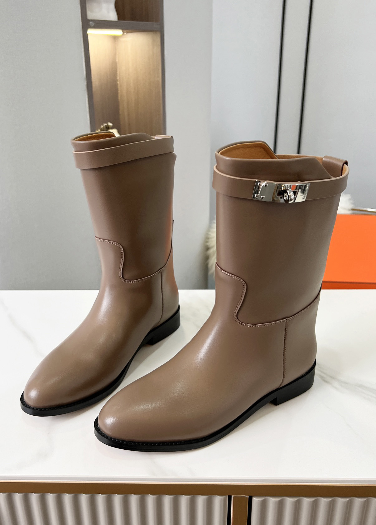 Neuester Luxusdesigner echtes Leder mit mittlerer Kälte Frauen Stiefel