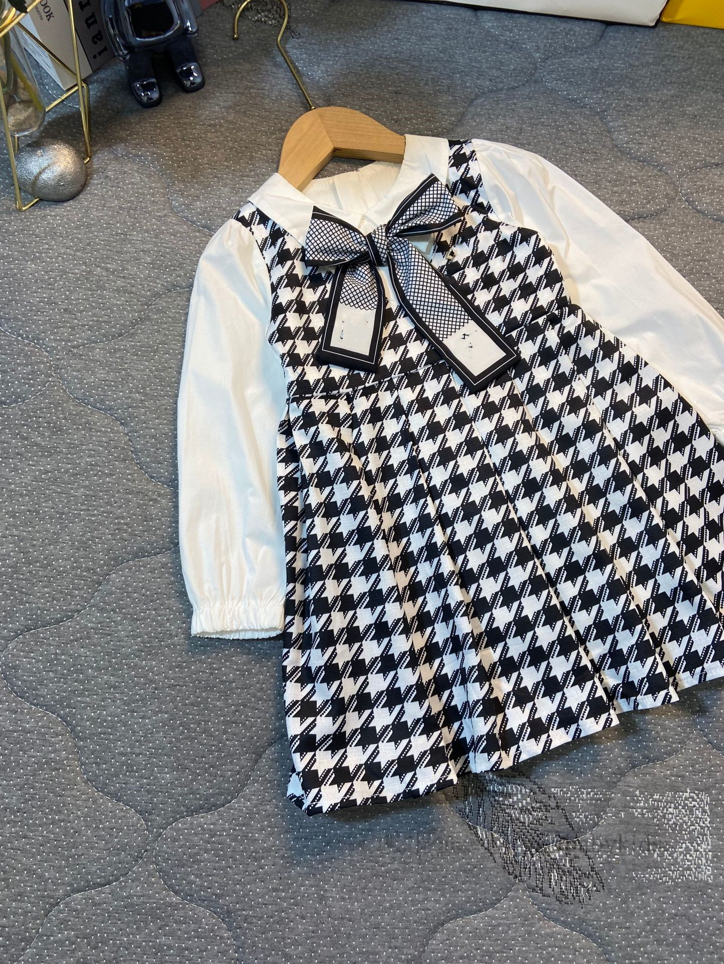 Girls plovers case dresses kids plaid Bows tie lapel long sleeve pleated dress children fake two piece princess clothes Z5542