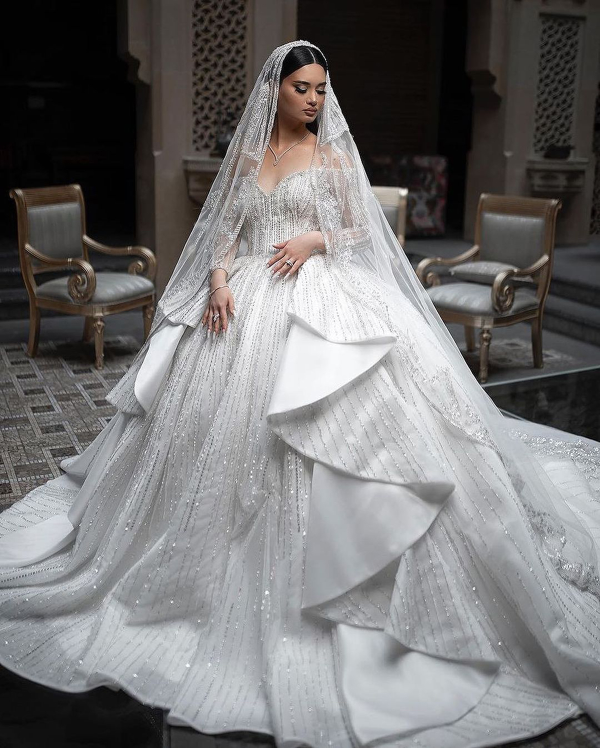 Abiti da sposa di lusso con gonna a balze e abiti da sposa donna 2024 Paillettes lucide con scollo a cuore Abito da sposa sexy su misura