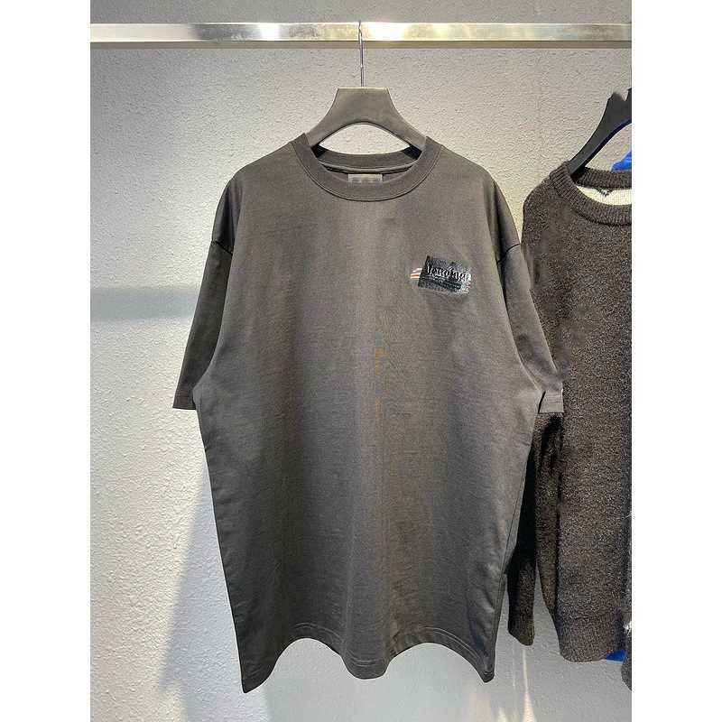 Das neue Kurzarm-Sportbekleidungsset für Herren und Damen des Luxusdesigners Shirt High Edition Coke Black Tape Fuzzy Print Kurzarm und lässiges T-Shirt