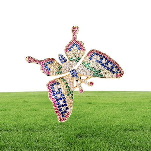 Designer Kvinnor Pearl Brooch Suit Brosches For Woman Zircon Lady Butterfly Pins Vintage Elegant Luxury Dress Pins Button Pin Fashio5901291