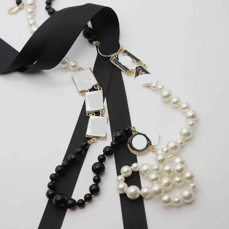 Hänghalsband dubbla skiktade svarta och vita pärlor, svartvita emaljbokstäver, mässing mode trend, kvinnors tröja kedja halsband