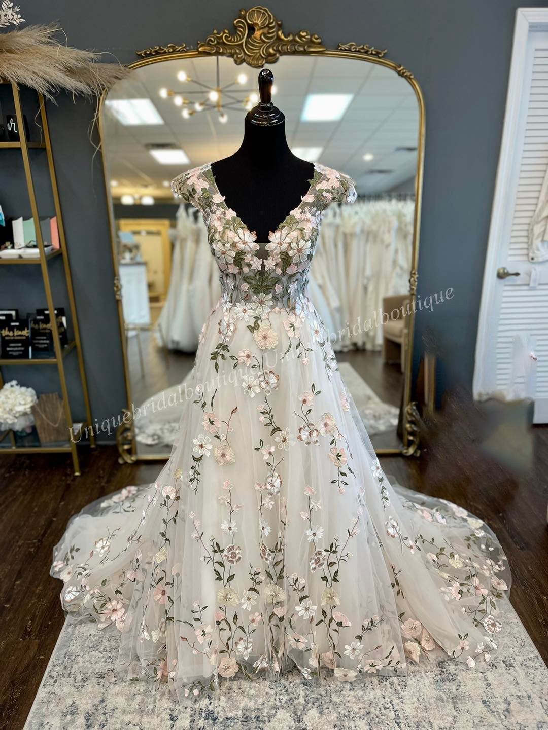 Coloré brodé dentelle robe de mariée mancherons 2023 plongeant col en v vestidos de novia plage jardin château extérieur Boho mariée robe de mariée dos ouvert chapelle train