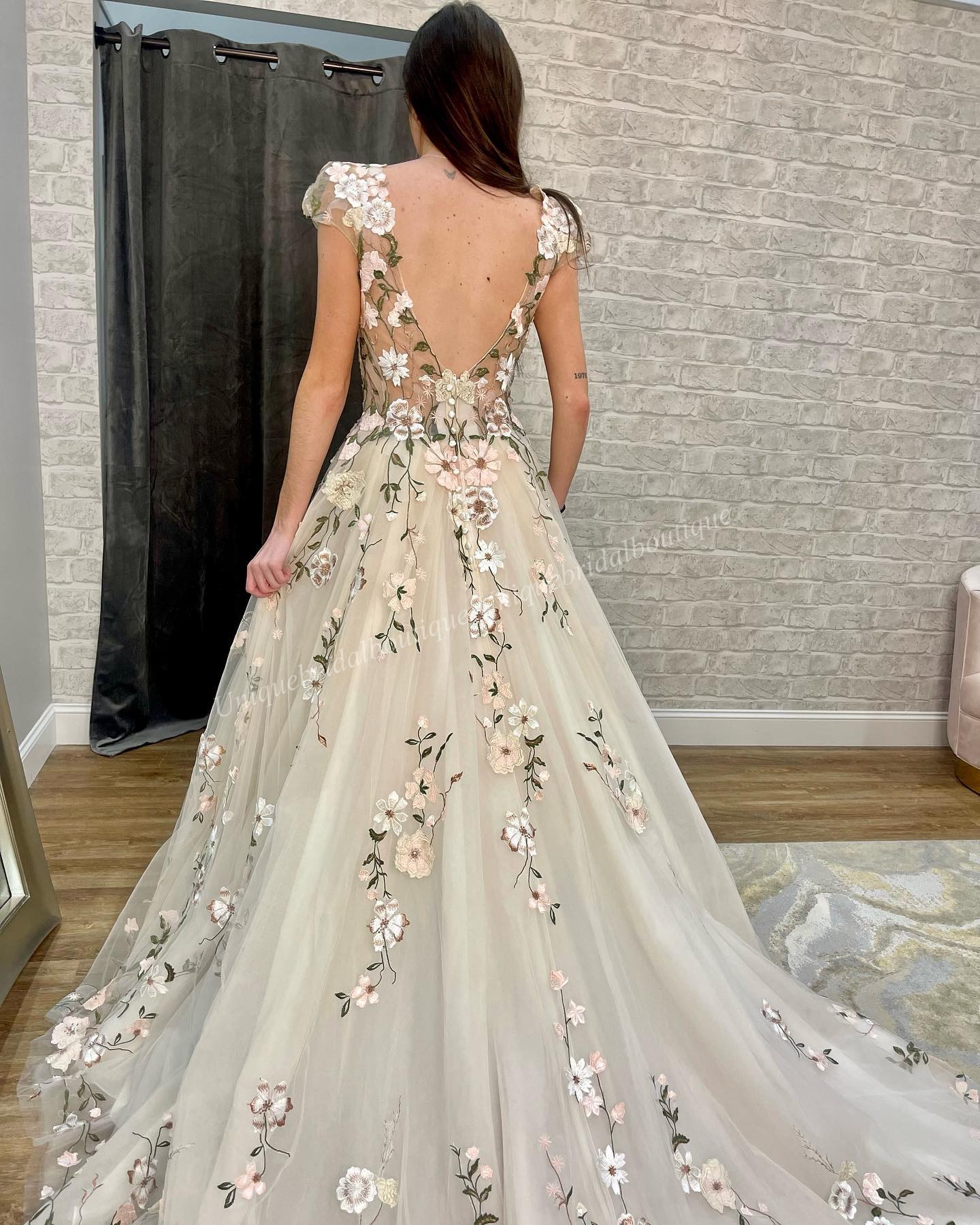 Colorful Embroidered Lace Wedding Dress Cap Sleeve 2023 Plunging V-Neck vestidos de novia Beach Garden Castle Outdoor Boho Bride robe de mariee Open Back Chapel Train