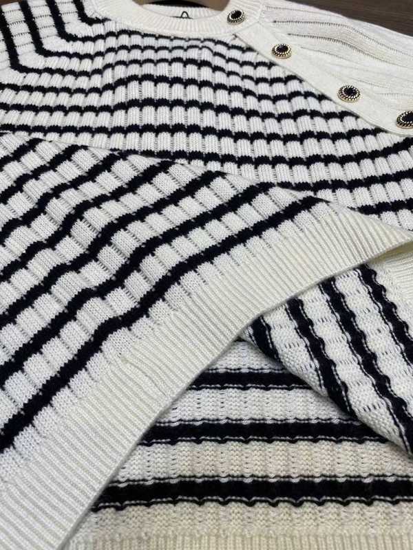 Kvinnors tröjor Designer High End Top 2023 New Summer New Black and White Stripe Color Block Small Crowned Neck Kort ärmstickad skjorta för kvinnor IQOC