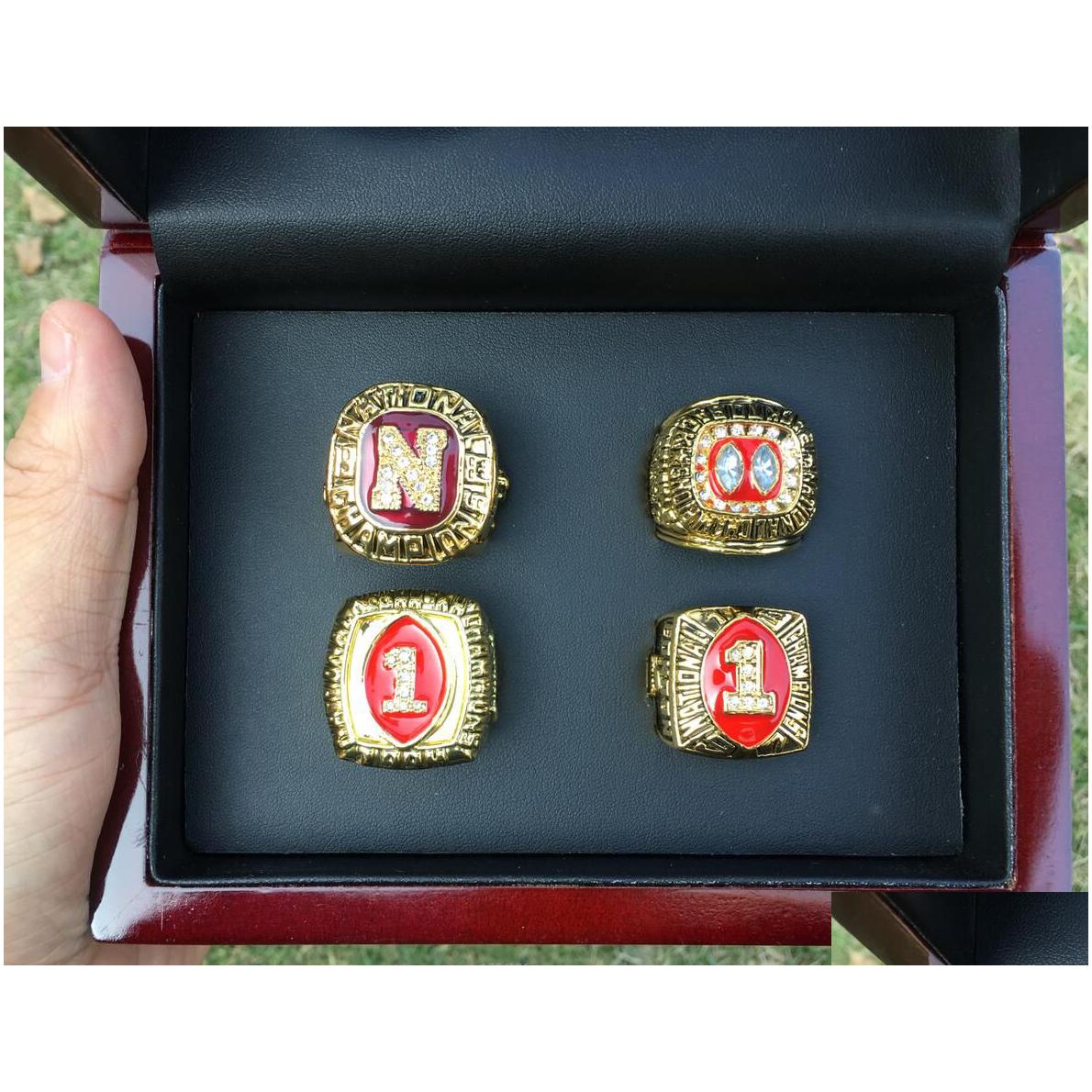 Cluster Ringen 4 Stuks 1983 1994 1995 1997 Nebraska Cornhuskers Nationale Kampioenschap Ring Met Houten Display Box Mannen Fan Gift Groothandel Dhibc