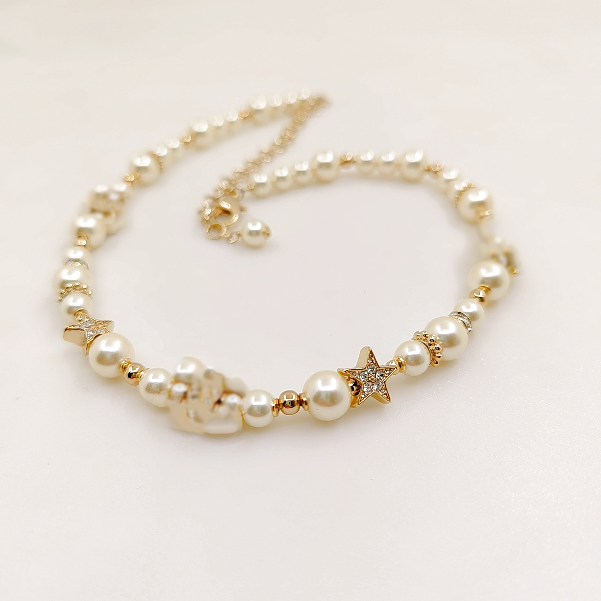 Designer Classic Luxury White Pearl Necklace with Lobster Buckle Diamond and Star Style Women Versatile Fashion Gifts High Quality Jewelry Charm Necklace