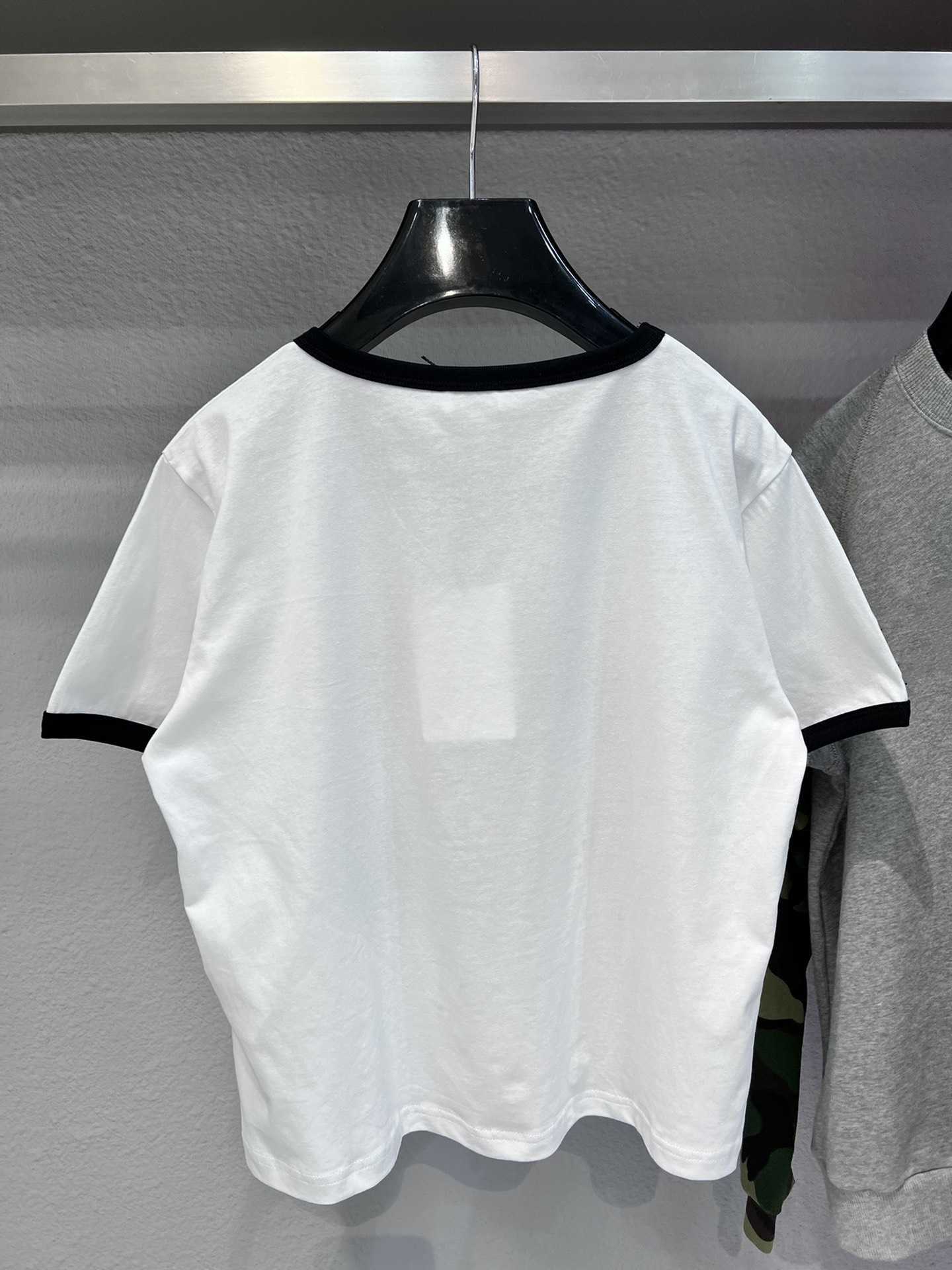 2023新しいデザイナーレディースTシャツハイエンドシャツハイエディション春/夏のフロント刺繍16カスタムニット染色ソフト快適なスリーブ