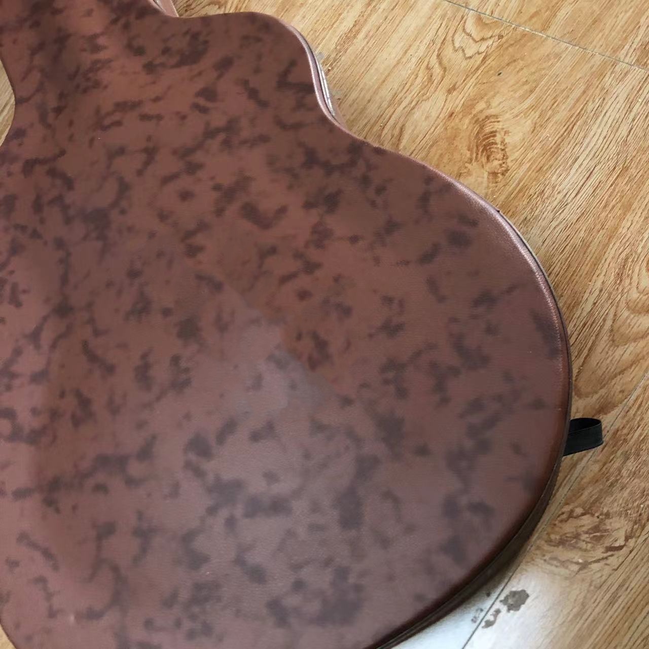 Caixa rígida de guitarra, superfície de tambor marrom em forma de D de 41 polegadas