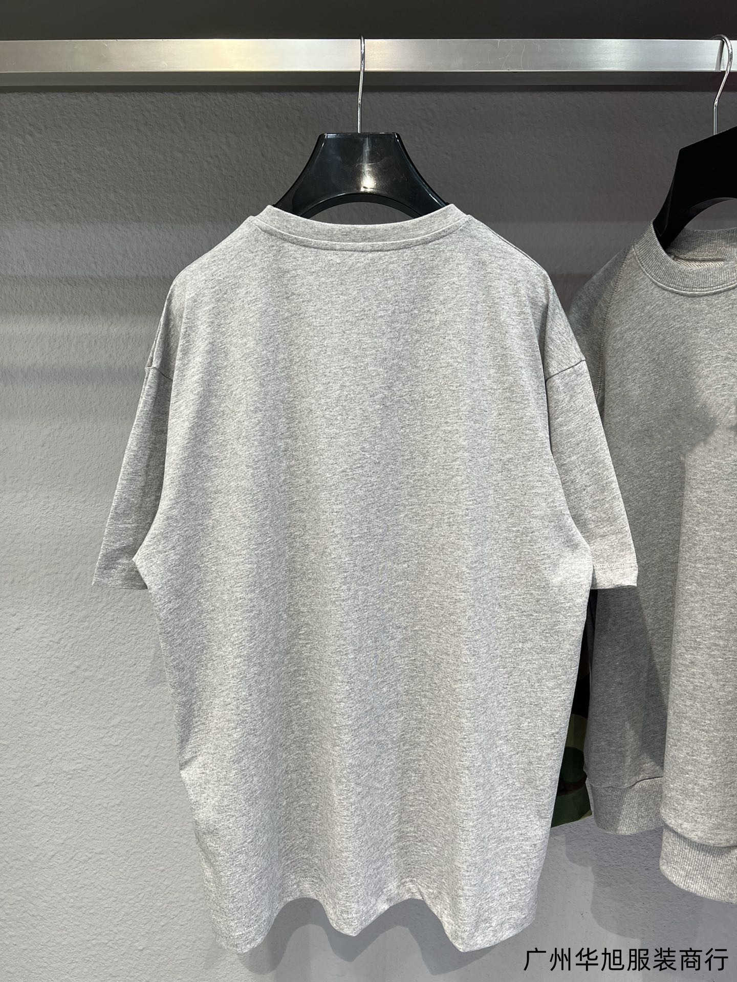2023新しいデザイナーレディースTシャツハイエンドシャツ修正版高品質フロントサブレタープリントユニセックスフローラルグレーカラーマッチング