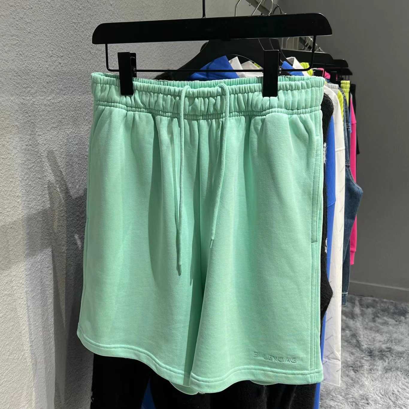 La version correcte distingue le marché des shorts décontractés de couleur unie qui sont polyvalents pour les couples.