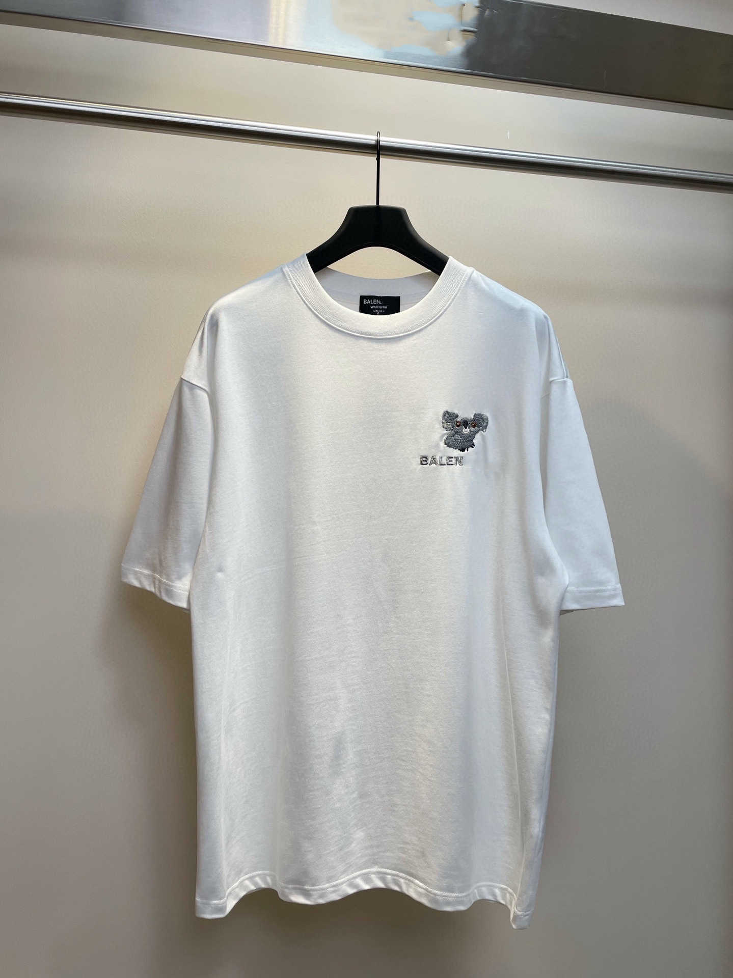 Damen-Designer-T-Shirt Shirt Hochwertiges, exklusives Ärmel-T-Shirt für Familien-Wohltätigkeitsorganisationen mit gesticktem Koalabären auf der Vorderseite für Männer und Frauen