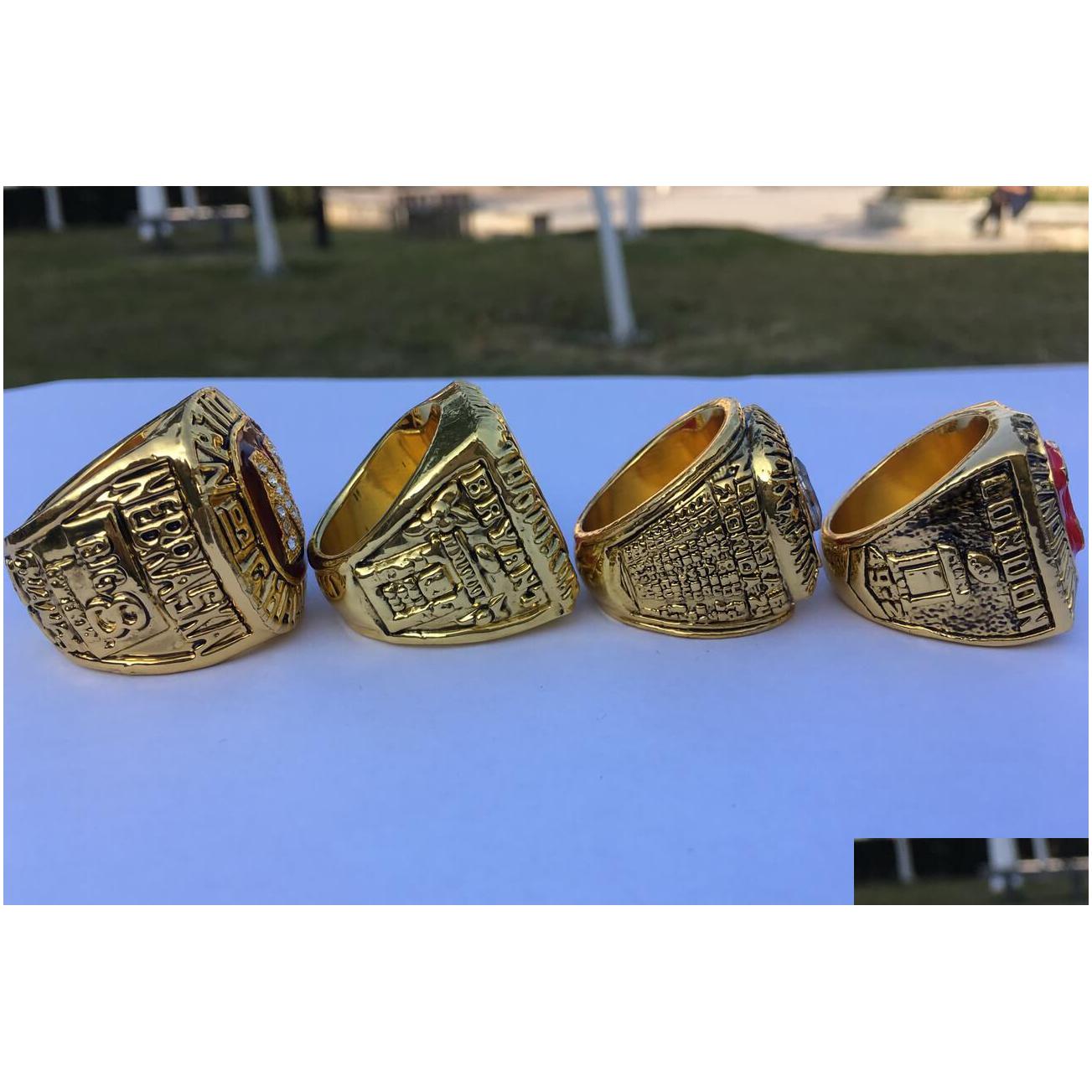 Cluster Ringen 4 Stuks 1983 1994 1995 1997 Nebraska Cornhuskers Nationale Kampioenschap Ring Met Houten Display Box Mannen Fan Gift Groothandel Dhibc