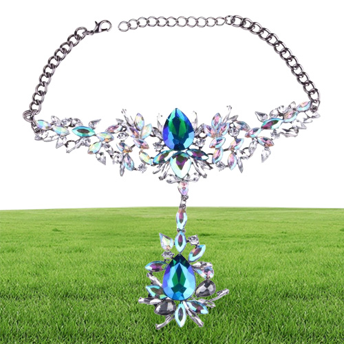 créateur de mode luxe exagéré très scintillant beau strass diamant cristal fleur boucle d'oreille tour de cou déclaration collier 8485644