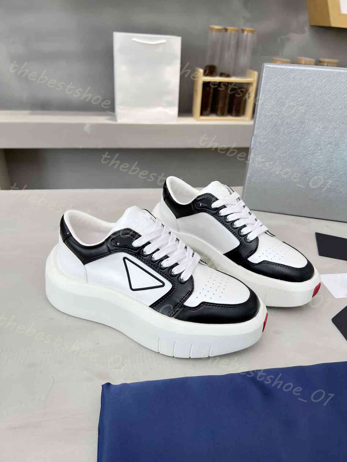 Designer Casual Shoes Sneakers Luxury Fashion Metal Metal Triangle inversé Men Femmes Triple Blanc Noir confortable Volontes extérieures polyvalentes confortables