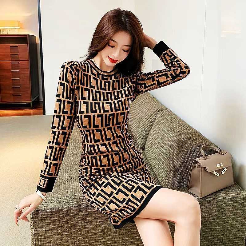 2023 Nouveau designer femmes t-shirt haut de gamme Chemise Automne Style Célébrité Versatile Classique Plaid Slim Fit À Manches Longues Tricoté Robe Femmes